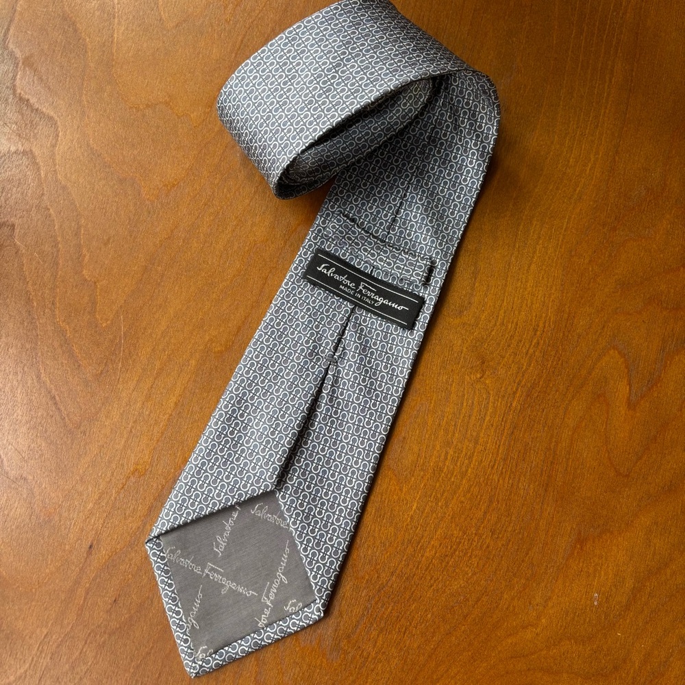 Salvatore Ferragamo Blue Gray Silk Horseshoe Tie - 3.5”